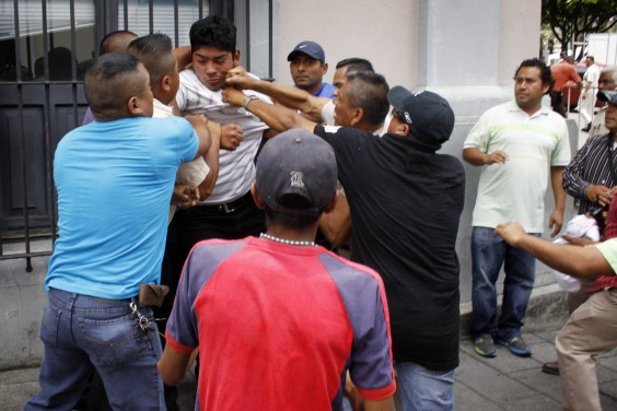 Golpiza_Antipen771a-2