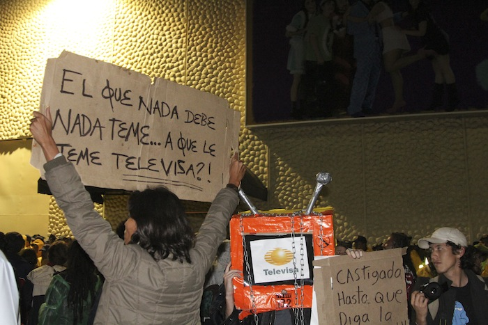http://www.sinembargo.mx/wp-content/uploads/2012/07/Manifestacion_Televisa-5.png
