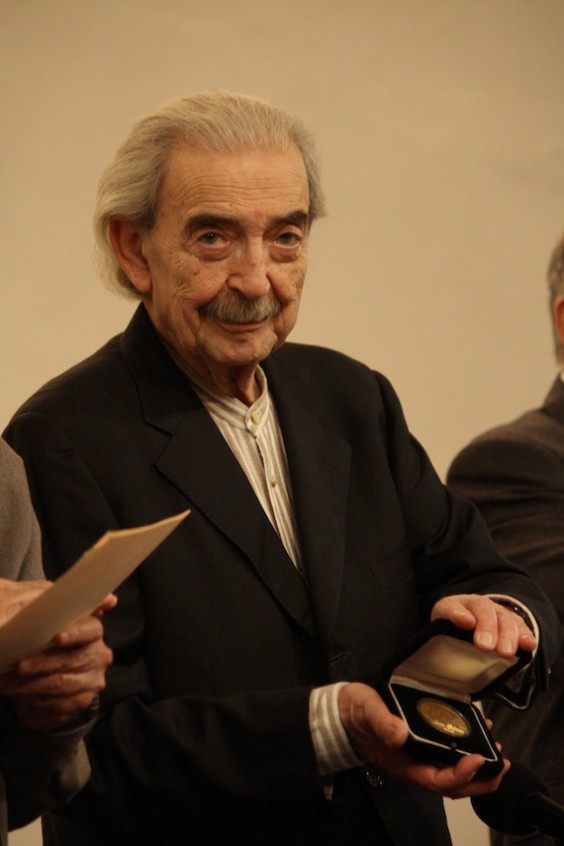 Juan Gelman Medalla Bellas Artes.