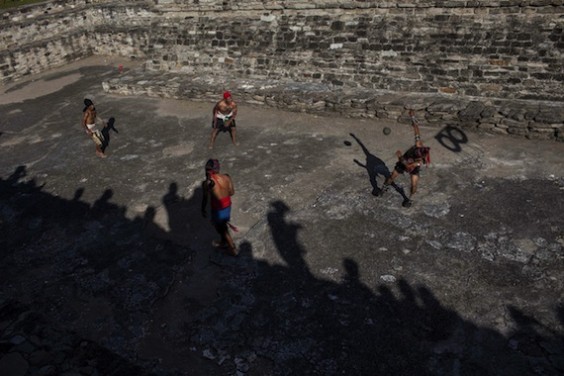 DESCENDIENTES MAYAS PREPARAN LA CELEBRACIâN DEL 13 B'AKTUN