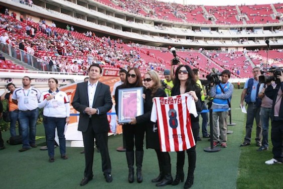 RETIRAN EL NÃMERO 8 DE CHIVAS