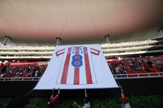 RETIRAN EL NÃMERO 8 DE CHIVAS