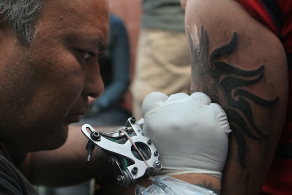 Las leyes surcoreanas consideran los tatuajes un procedimiento médico que solo pueden realizar doctores titulados en clínicas y hospitales. Foto: Cuartoscuro.