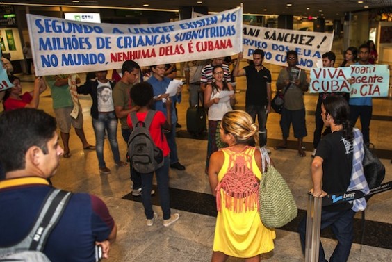 LA BLOGUERA CUBANA YOANI S¡NCHEZ LLEGA A BRASIL EN INICIO DE SU GIRA MUNDIAL
