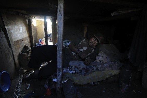 Ismael Martínez , originario del estado mexicano de Oaxaca descansando en uno de los túneles. Foto: EFE