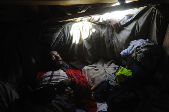 Delfino López, originario de Puebla, permanece en uno de los túneles para protegerse de las inclemencias del tiempo. Foto: EFE
