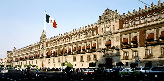 Palacio Nacional, lugar que ocupó alguna vez el Palacio de Moctezuma II