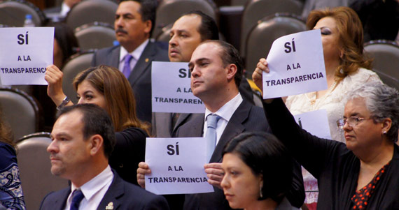 ¡Transparencia ya!, gritaban. Foto: Rebeca Argumedo, SinEmbargo