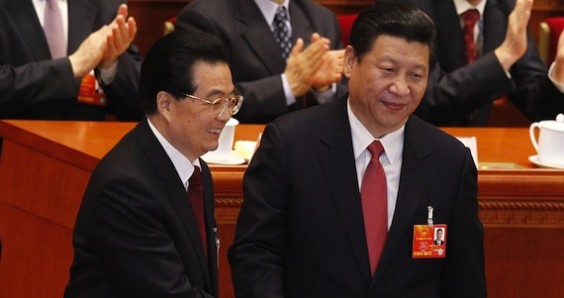 El nuevo presidente chino, Xi Jinping (c), estrecha la mano del expresidente Hu Jintao (izq) ante los aplausos del vicepreimer ministro, Li Keqiang (der). Foto: EFE