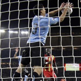 Luis Suárez fue un héroe en Uruguay al detener con la mano el remate que iba a ser gol. Foto: EFE.