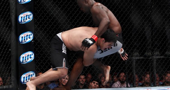 Kelvin Gastélum impuso su dominio de luchas sobre Uriah Hall. Foto: MMA Magazine.