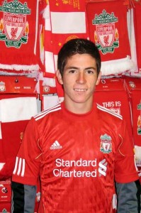 Marco Bueno enfundado en el uniforme de Liverpool. Foto: Twitter.