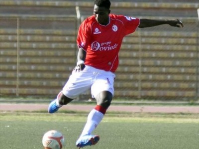 El futbolista ecuatoriano, Juan Carlos Espinoza Mercado, se hizo pasar por peruano, se quitó 5 años y utilizó el nombre Max Barrios. Foto: EFE.