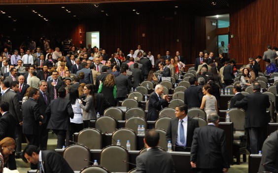 Diputados panistas y perredistas abandonan la sesión. Foto: Especial