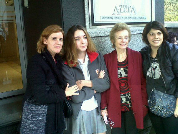 La madre y la hija de Cerati, con fans en la puerta de la clínica donde está internado (Foto: Facebook)