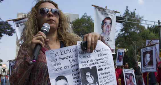 Una mamá de los jóvenes desaparecidos en un antro de la zona Rosa, participó en la marcha desde Bucareli al Zócalo Capitalino para exigir se encuentran a las personas desaparecidas. Foto: Cuartoscuro.