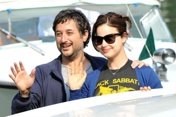 El director con Selena Gómez en Venecia (Foto: Especial)