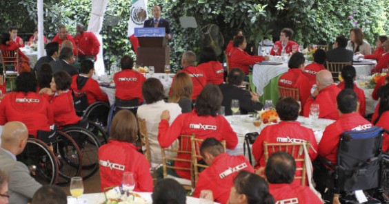 El ex Presidente, Felipe Calderón Hinojosa, acompañado de su esposa Margarita Zavala y Bernardo de la Garza Herrera, Director General de la Comisión Nacional de la Cultura Física y Deporte, se reunió con medallistas y deportistas de la delegación que participaron en los juegos Paralímpicos. Foto: Cuartoscuro