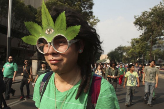 Imagen tomada durante una marcha en el DF a favor de la despenalización de la mariguana. Foto: Cuartoscuro