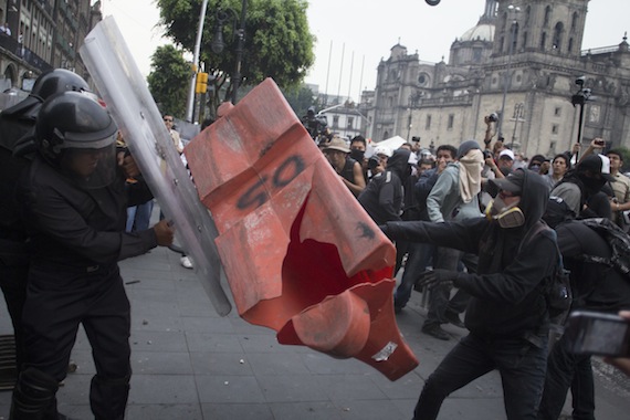 Enfrentamiento del pasado 10 de junio entre manifestantes y policías en el aniversario del "Halconazo". Foto: Cuartoscuro