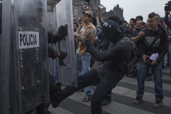 Los maestros fueron desalojados del Zócalo por policías federales. Foto: Cuartoscuro.
