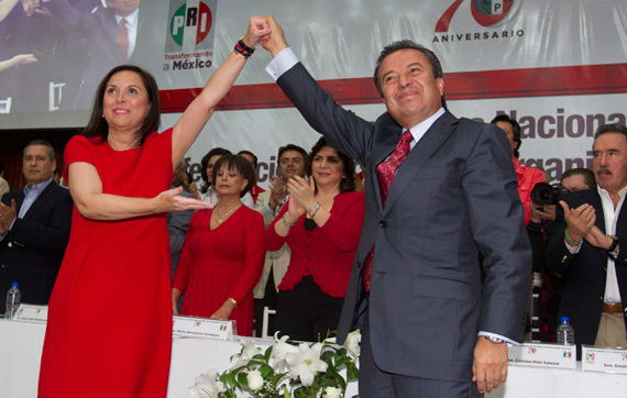 La toma de los peñistas. En el fondo, a la izquierda, el perdedor: Beltrones. Foto: Cuartoscuro