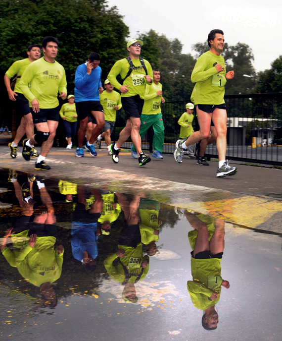 Un sábado para mostrar pierna... y músculo. Foto: Cuartoscuro