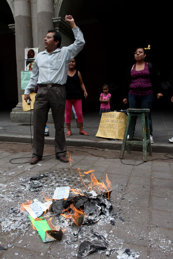 Quema de urna simbólica frente al Palacio de Gobierno en Oaxaca. Foto: Cuartoscuro