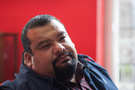 En su oficina, a la que llegó a golpes y sombrerazos. Foto: Francisco Cañedo, SinEmbargo