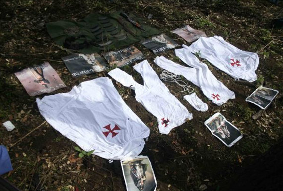 Ropa y propaganda confiscada en Michoacán. Foto: Archivo