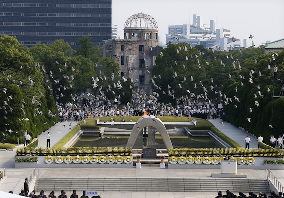 Una bandada de palomas vuela sobre el Domo de la Bomba Atómica en el Parque Monumento de Paz en Hiroshima . Foto: Efe.