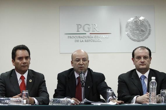 De izquierda a derecha: Miguel Ángel Contreras Nieto, Procurador del Edomex; Renato Sales Heredia, subprocurador de la PGR, y Rodolfo Ríos Garza, Procurador del DF. Foto: Cuartoscuro.