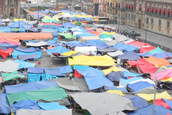 Campamento de la CNTE en el Zócalo. Foto: Francisco Cañedo, SinEmbargo