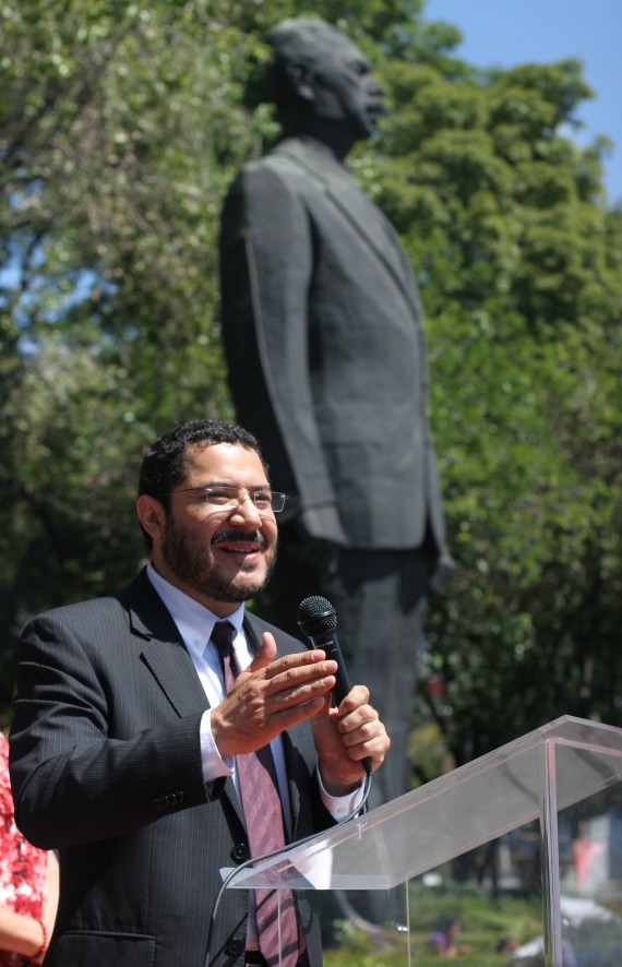Martí Batres en campaña de concientización por la defensa del petróleo. Foto: Francisco Cañedo, SinEmbargo.