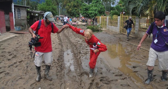 La conductora de televisión viajó a Guerrero supuestamente en un helicóptero del gobierno del Estado de México. Foto: Especial