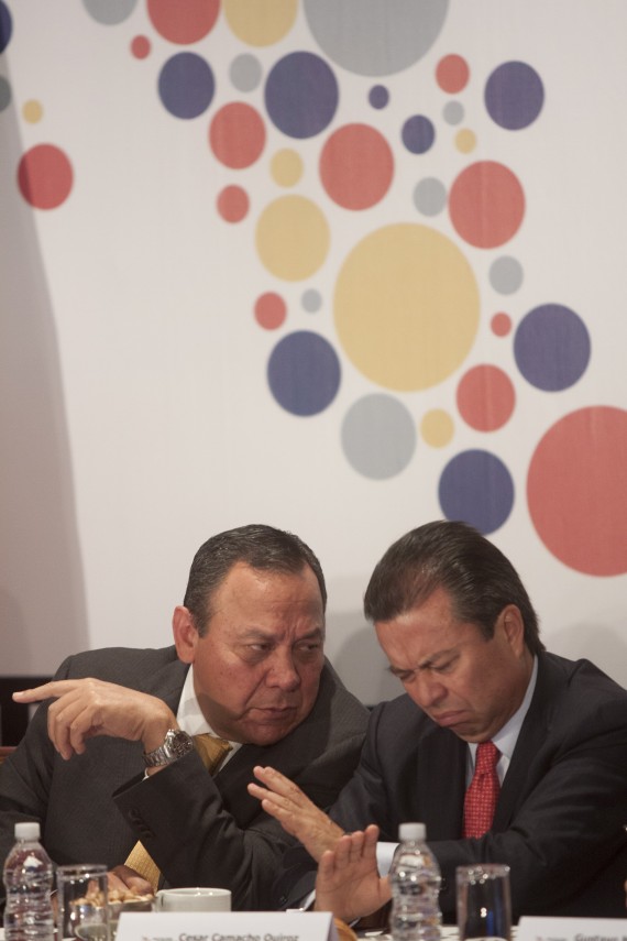 Jesús Zambrano Grijalva, líder nacional del PRD y César Camacho Quiroz, presidente del PRI, durante un encuentro del Consejo Rector del Pacto por México. Foto: Cuartoscuro