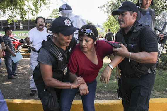 Policías reprimieron a maestros que protestaron contra la Reforma Educativa en Q. Roo. Foto: Cuartoscuro