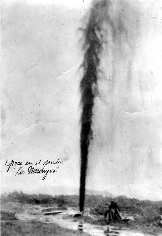 Brote de petróleo en un pozo en Los Naranjos Veracruz, fotografía anónima, ca. 1910, Archivo Histórico de PEMEX