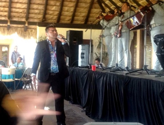 Luis Antonio López "El MImoso", ex vocalista de la Banda El Recodo, amenizó la fiesta de Rafael Arellano Félix. Foto: Zeta