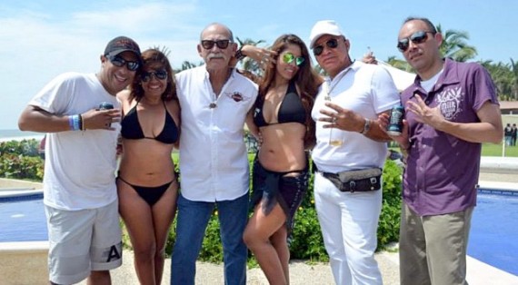 En el patio de salón de fiestas, Rafael Arellano y sus amigos. Foto: Zeta