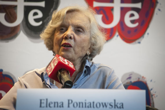 Durante la conferencia de prensa ofrecida al recibir el Cervantes. Foto: Diego Simón Sánchez, Cuartoscuro
