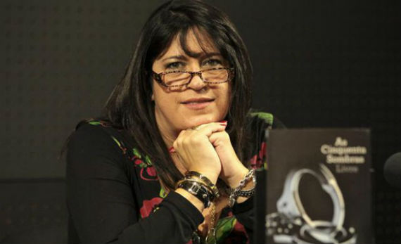 La escritora ya no lee las cosas que se escriben en Internet sobre su libro. Foto: EFE