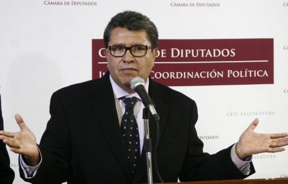 Ricardo Monreal denuncia que el coyotaje es una práctica común en San Lázaro. Foto: Especial