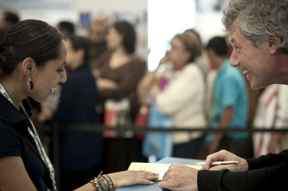 La gente hizo largas colas para conseguir una firma. Foto: FIL