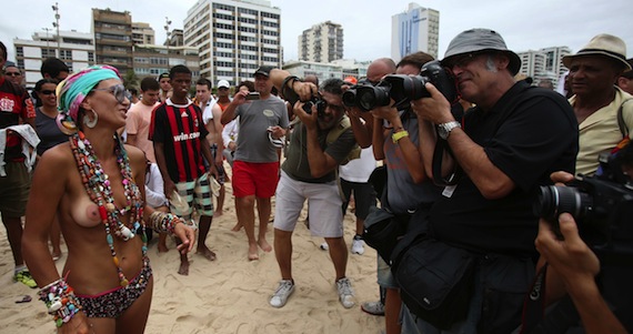DECENAS DE PERSONAS EXIGEN LA LEGALIZACIÓN DEL "TOPLESS" EN RÍO DE JANEIRO