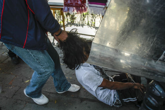Integrantes del llamado Bloque Negro fueron detenidos por policías vestidos de civil. Foto: Cuartoscuro