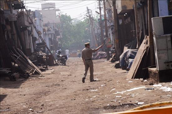 Autoridades evacuaron la zona donde se encontraba la tienda de chatarra. Foto: EFE