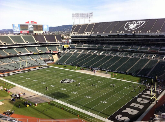 El O.co Coliseum -para los juegos de los Raiders- o el Coliseo de Oakland en el Condado de Alameda -para los juegos de los Atléticos-. Foto vía Twitter: @OdotCoCOLISEUM