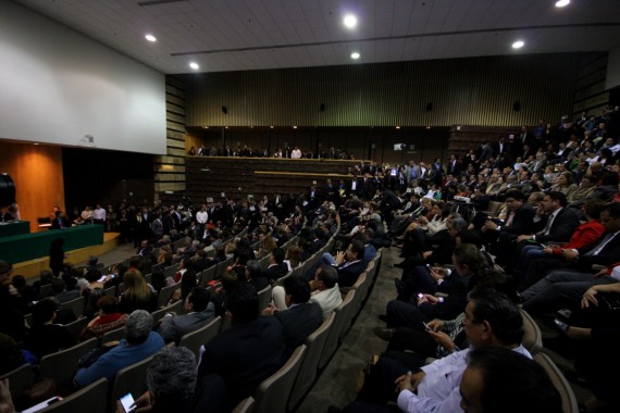 Diputados sesionaron en sede alterna para aprobar la Reforma Energética. Foto: Francisco Cañedo, SinEmbargo