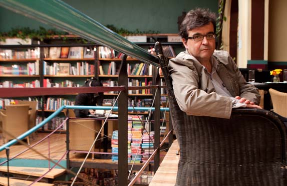 “Nunca pensé que iba a vivir de la escritura”, dice. Foto: Antonio Cruz, SinEmbargo